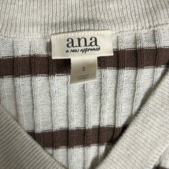 Ana Ribbed V-Neck Sweater Top - Picture 2 of 6